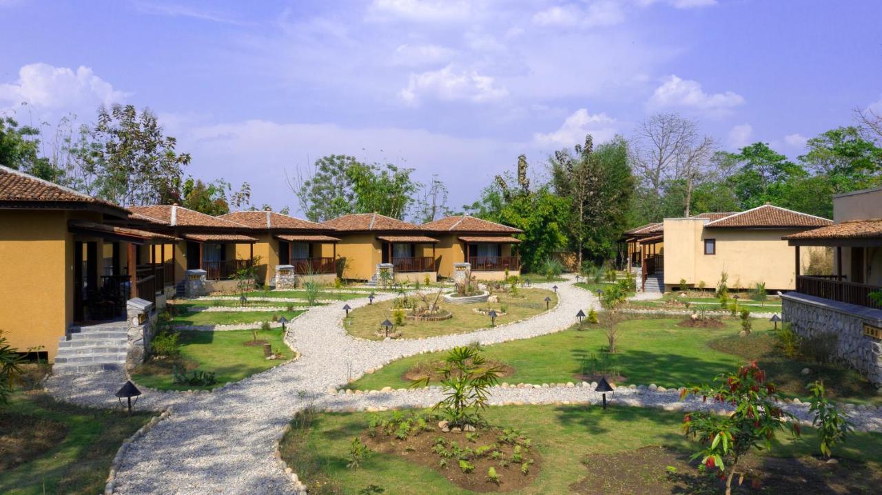 Jungle Villa Resort - Near Chitwan National Park ภายนอก รูปภาพ