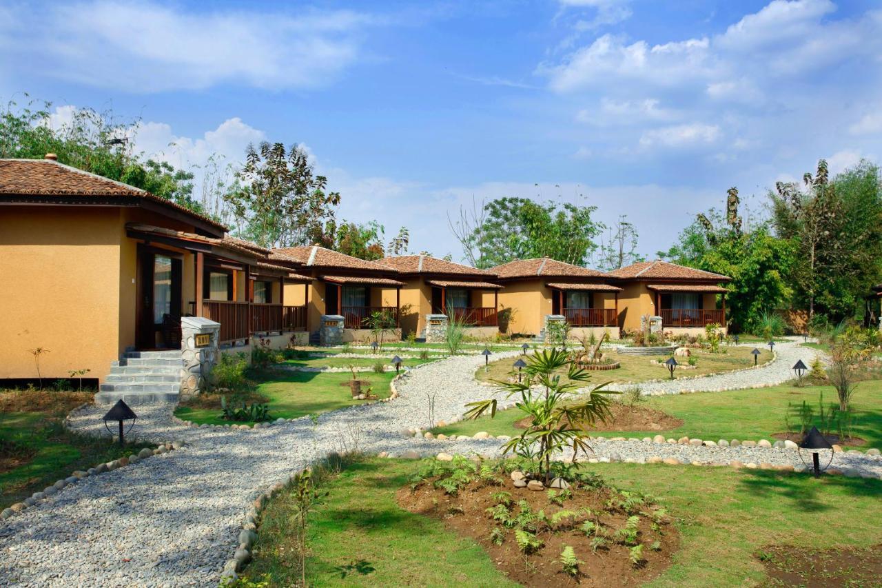 Jungle Villa Resort - Near Chitwan National Park ภายนอก รูปภาพ