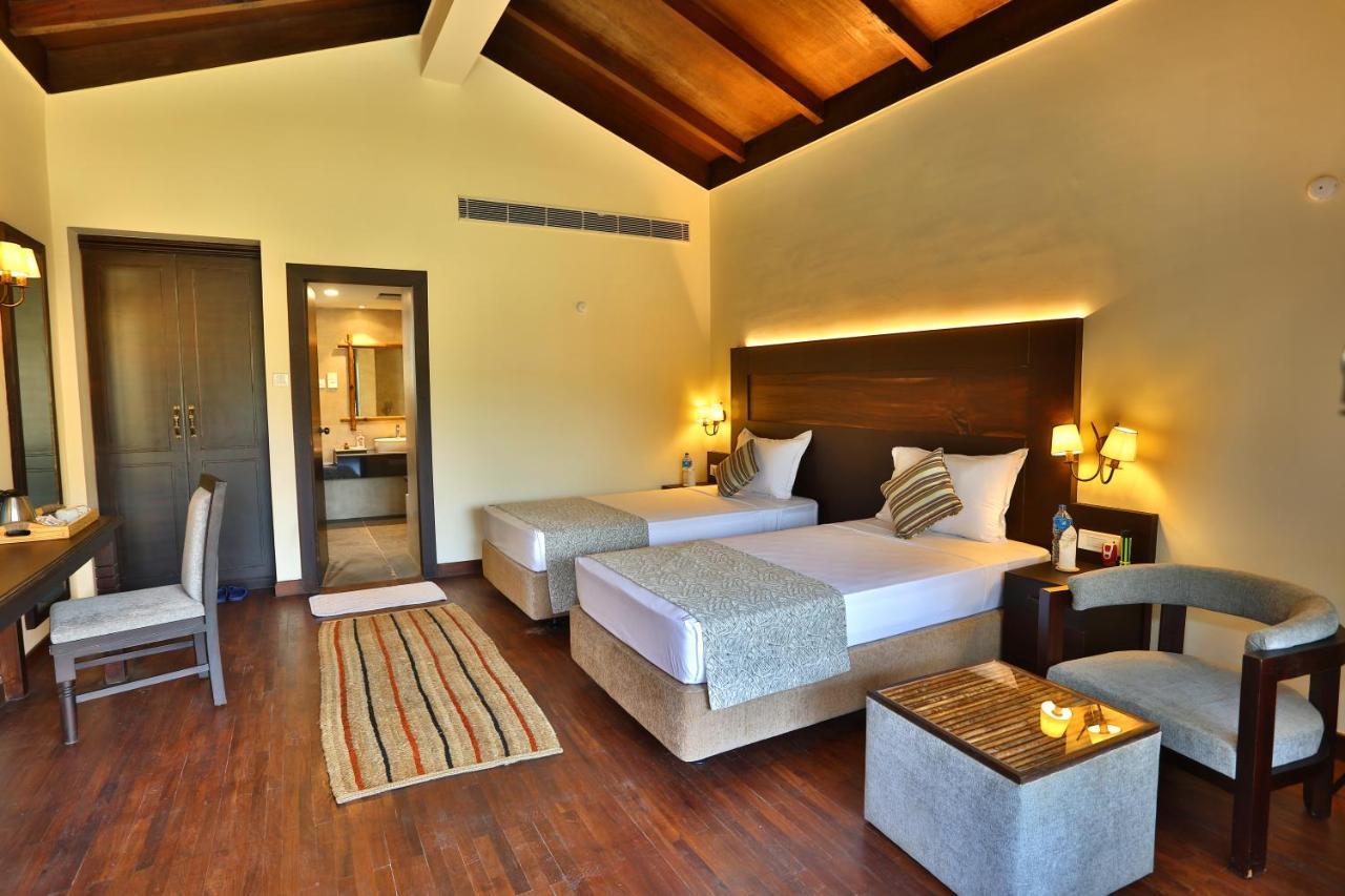 Jungle Villa Resort - Near Chitwan National Park ภายนอก รูปภาพ