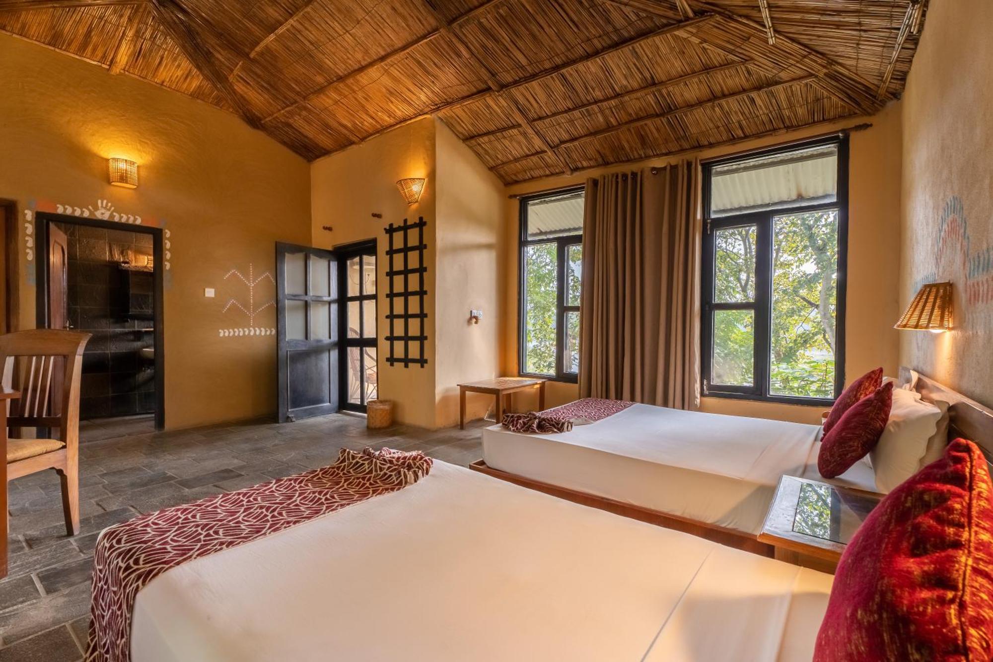 Jungle Villa Resort - Near Chitwan National Park ภายนอก รูปภาพ